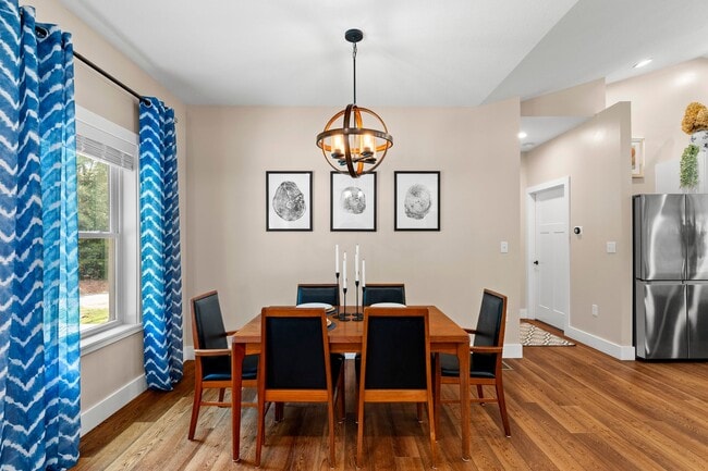 Building Photo - Spacious and Inviting - Beautifully-Mainta...
