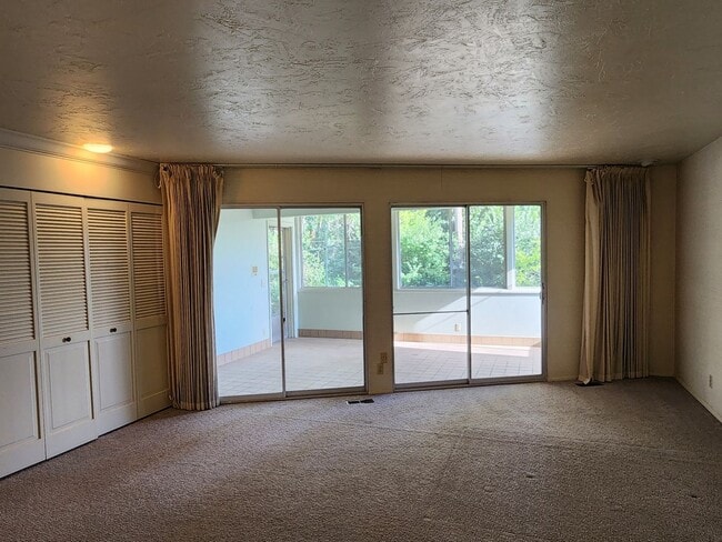 Building Photo - Beautiful 5 Bd 3.5 Ba Home in Holladay