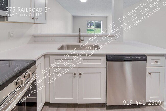 Building Photo - 375 Railroad St