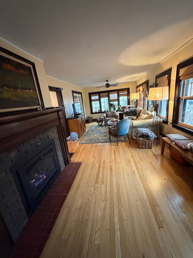 Building Photo - 327 56th St