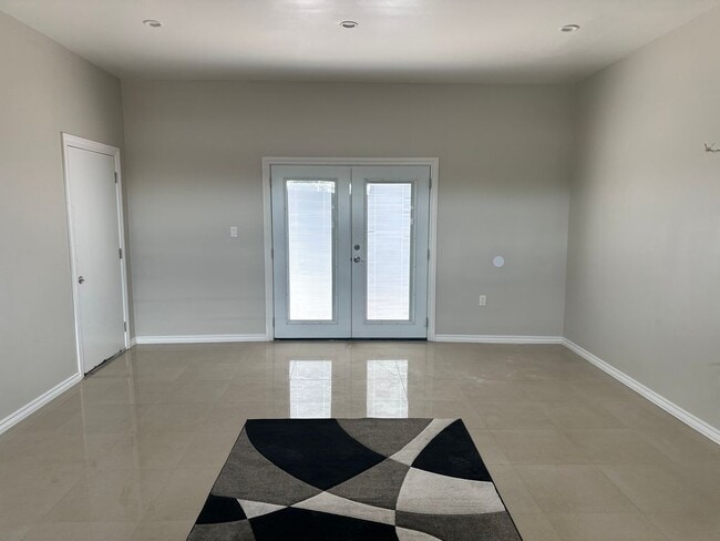 Building Photo - 2423 Palomas Dr NE