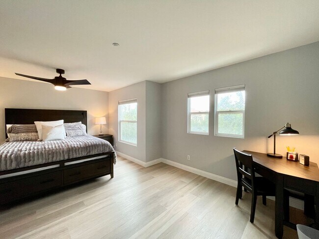 Building Photo - Stunning 2 Bedroom/2.5 Bath Furnished Town...
