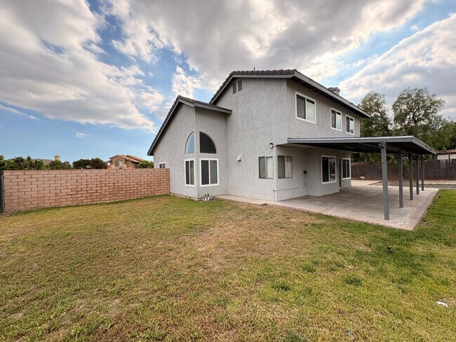 Building Photo - 4 Bed, 2.5 Bath in Rialto!