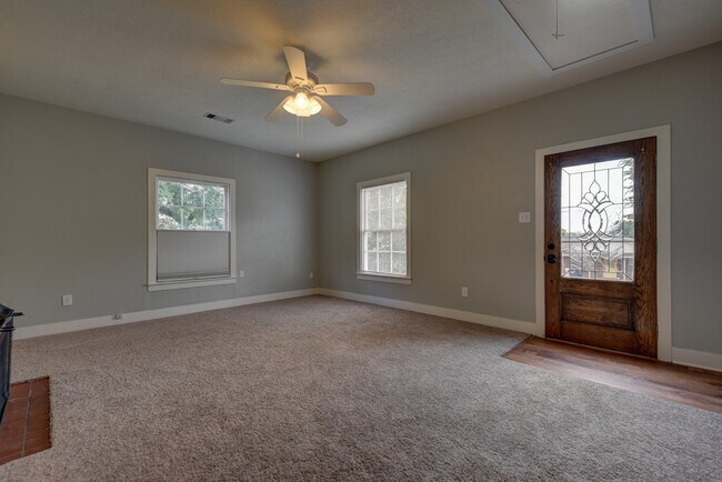 Building Photo - 909 W Main St