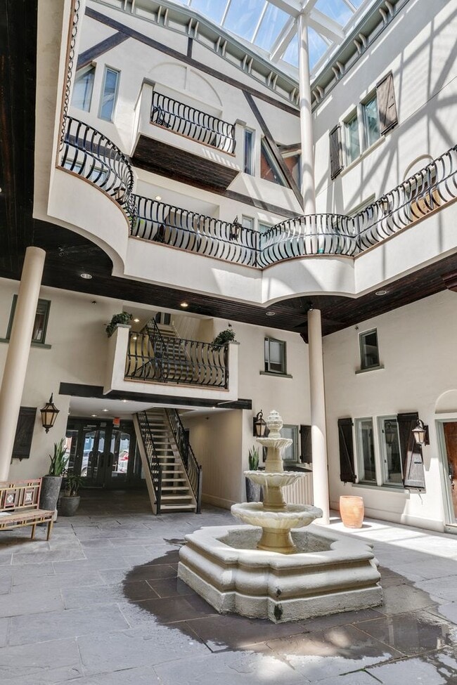 Building Photo - Beautiful Bi-level Condo For Rent In Fairmount With Parking!