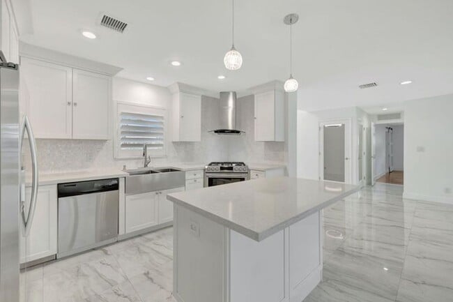 Building Photo - 2612 NE 5th St