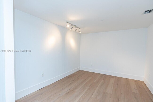 Building Photo - 495 Brickell Ave