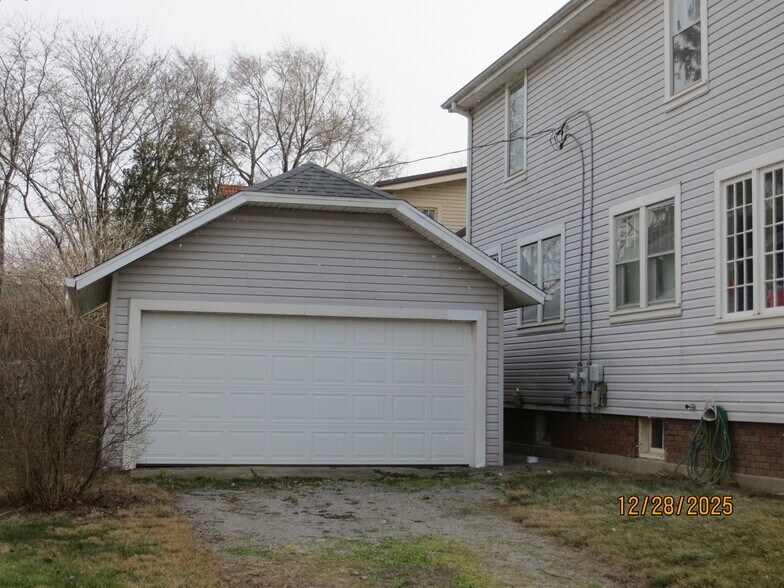 2 car garage - 107 W 3rd St