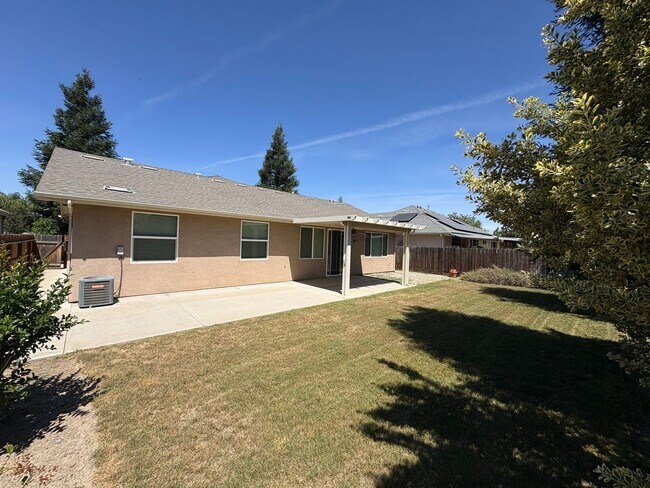 Building Photo - Lovely home available now!