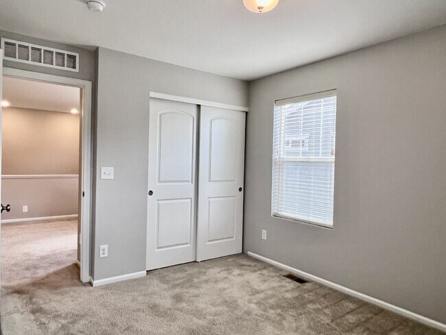 Building Photo - Beautifully Maintained 4BR/3.5BA Townhome with Finished Basement in Prime Aurora Location w/2-Car...