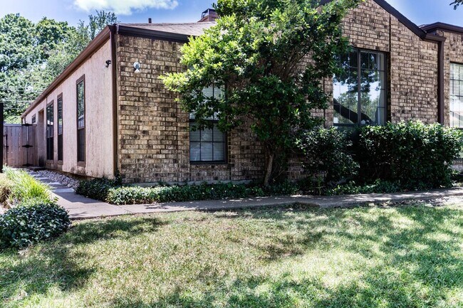 Primary Photo - 3/2 Attached House in Wilshire Heights!