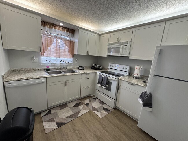 Building Photo - 1310 NE 14th Ct