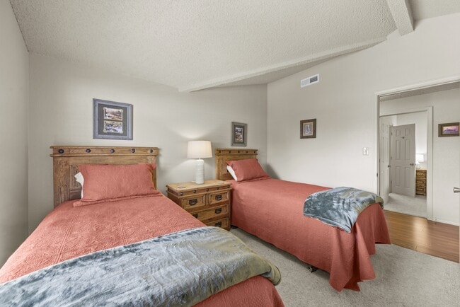 Building Photo - 101 Racquet Dr