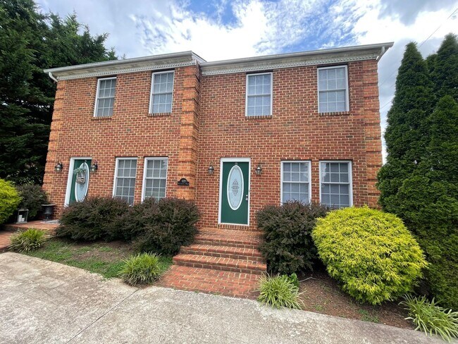 Primary Photo - Colonial Style Townhouse