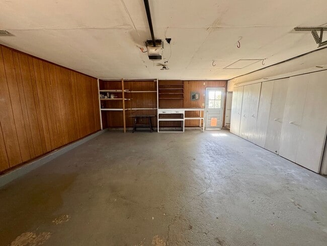 Building Photo - 4 Bedroom Home in Villa Loma-Available NOW