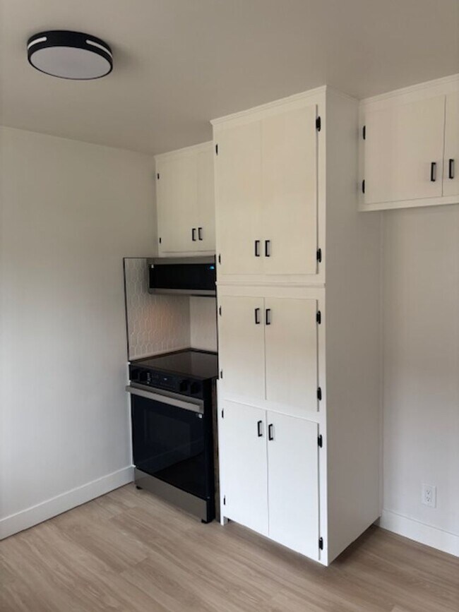 Building Photo - Clean 3 Bedroom / 1.5 Bathoroom House in T...