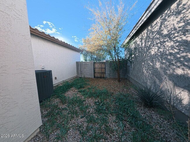 Building Photo - 6850 E Butte St