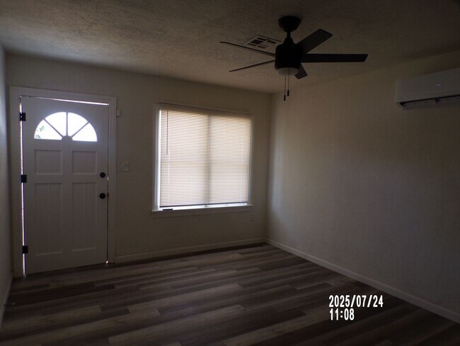Building Photo - Newly renovated! Pet Friendly! Centrally l...