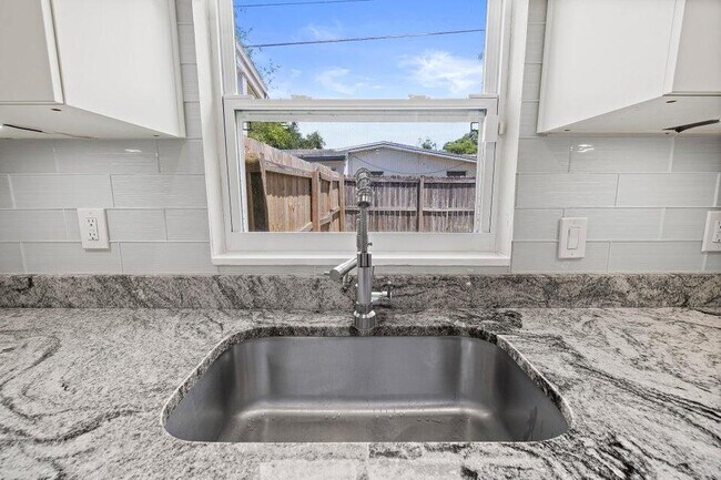 Building Photo - 940 Butia St