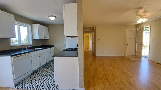 Building Photo - 2 Bedroom 1 Bath Duplex
