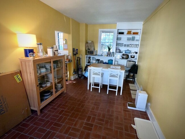 Building Photo - 9/1 Beautiful Hidden GEM. 2 Blocks from Wa...