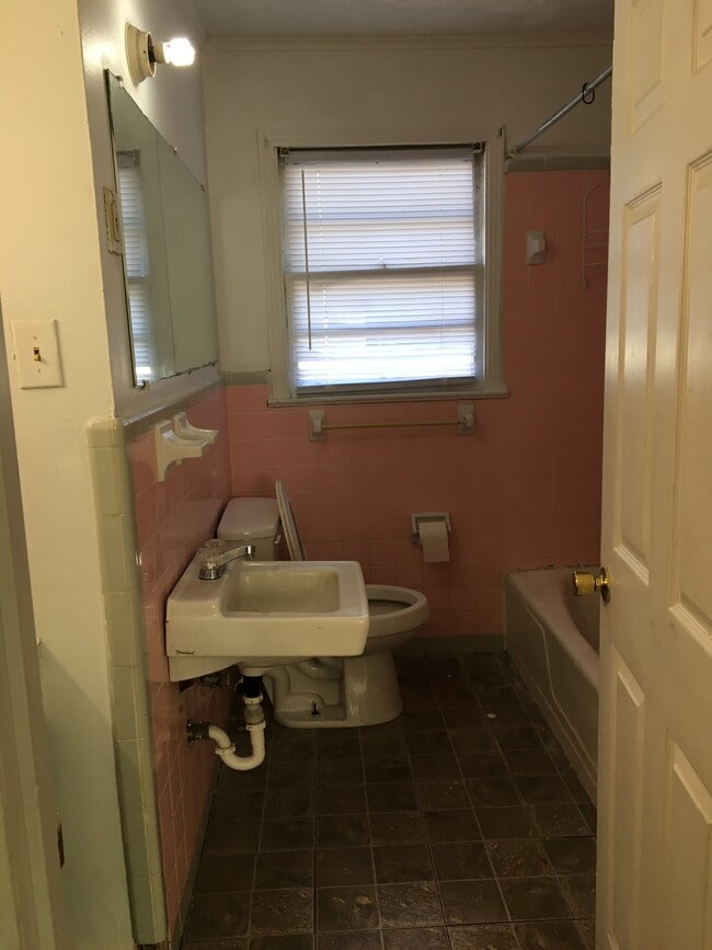 Building Photo - 1911 Lexington St