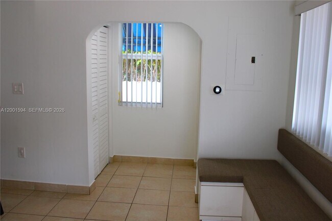 Building Photo - 2253 SW 10th St