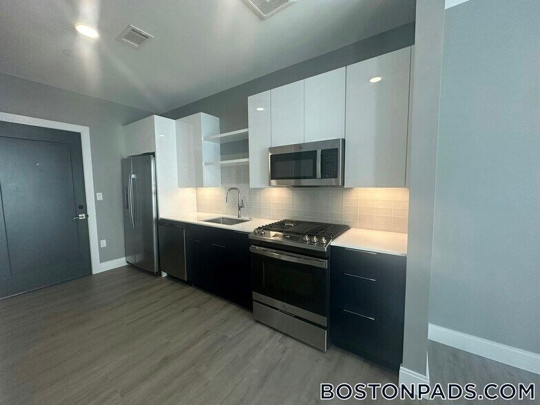 Building Photo - 656 Saratoga St