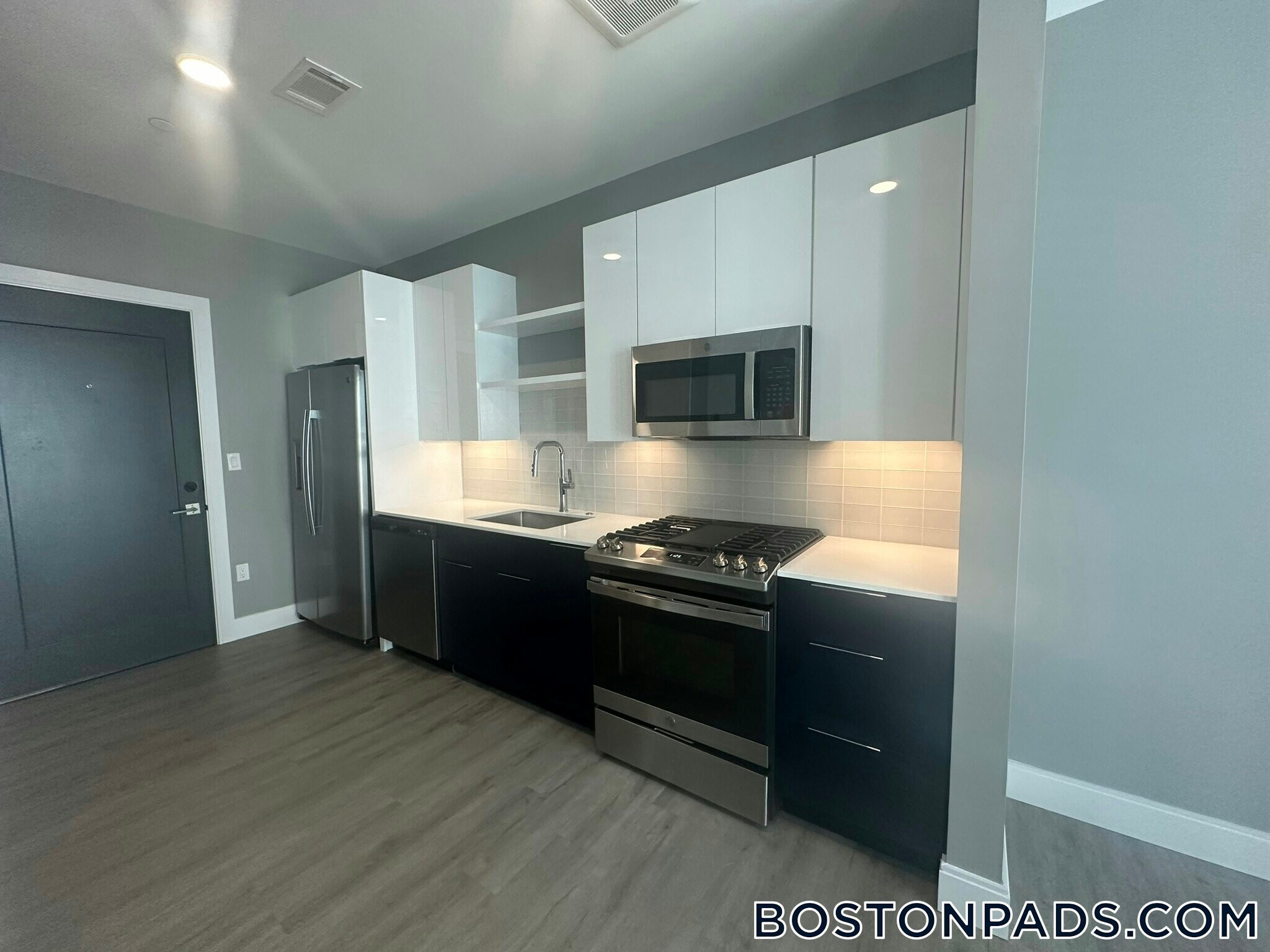 Building Photo - 656 Saratoga St