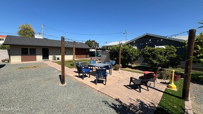 Building Photo - 706 E Whitton Ave