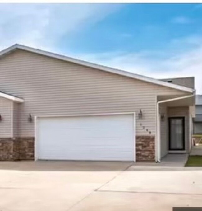 Primary Photo - Lovely Townhouse in Great Location
