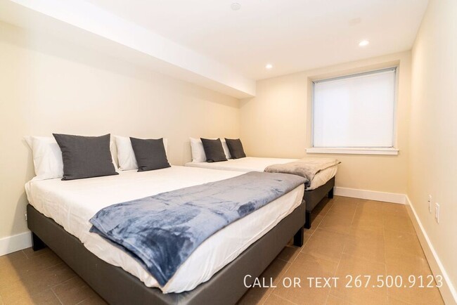 Building Photo - Beautiful bi-level 2 bed, 2 bathroom unit ...