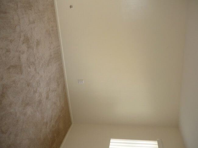 Building Photo - Paradise Hills Townhome!