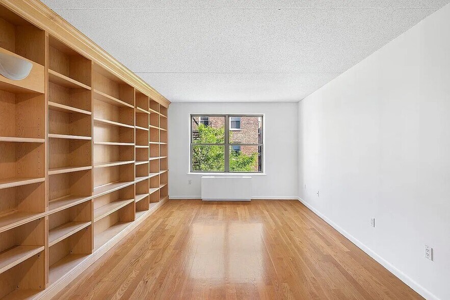 Building Photo - 736 W 187th St