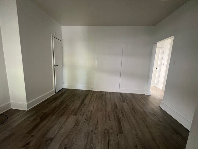 Building Photo - 857 E Market St