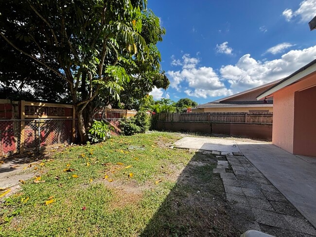 Building Photo - 3919 Wilshire St