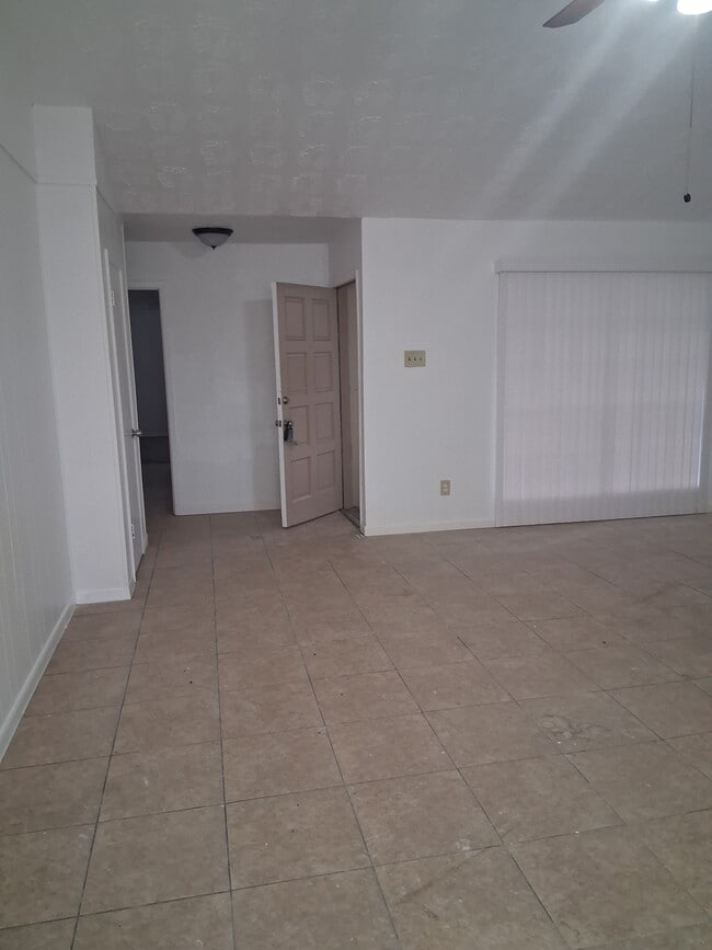 Building Photo - 6823 Castleview Ln