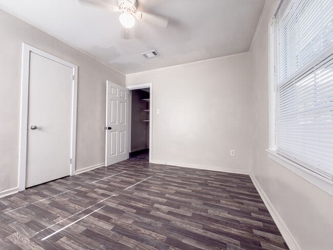 Building Photo - Cherokee Duplex