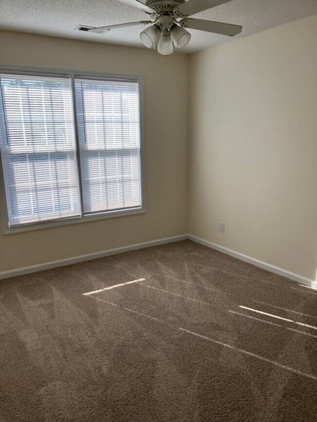 Building Photo - 904 Litchfield Way
