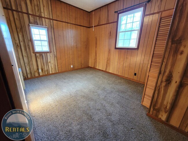 Building Photo - Two Bedroom Apartment on Shulls Mill Road