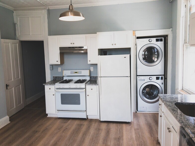 Renovated ktchen with granite countertops, new washer/dryer and dishwasher - 1204 John St