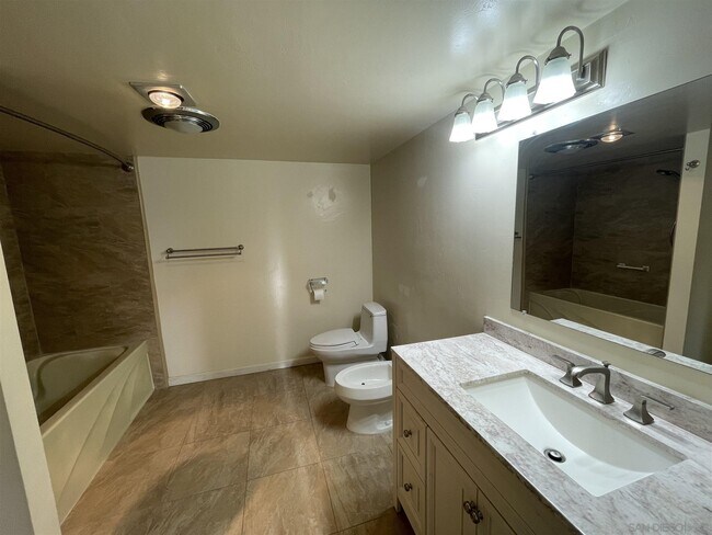 Building Photo - 2420 Torrey Pines Rd