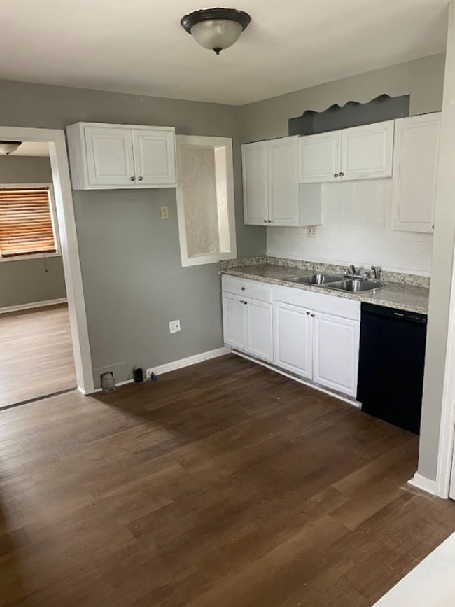 Building Photo - 3 Bed-1 Bath - spacious, beautiful with AC...