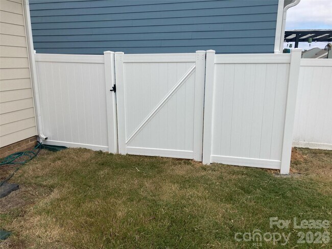 Building Photo - 809 Alexander Commons Dr