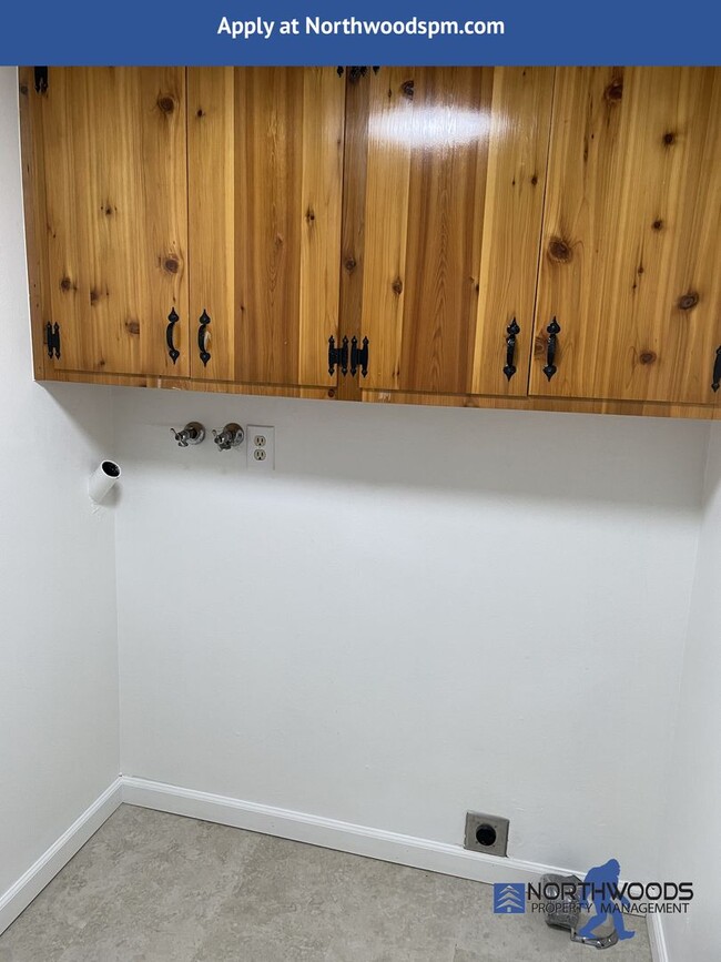 Building Photo - Newly Renovated 2 Bedroom 1.5 Bathroom Dup...