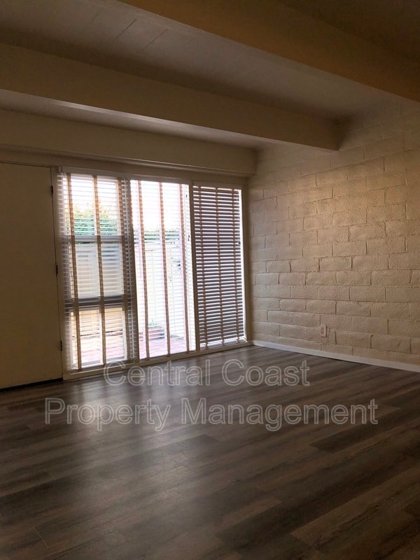 Building Photo - 451 Dela Vina Ave