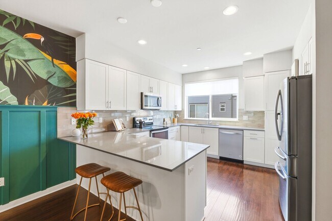 Building Photo - GORGEOUS Edmonds 2 Bedroom Primary Suites - Plus Flex Space