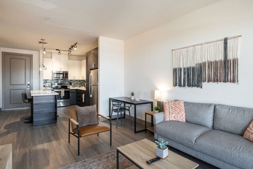 Primary Photo - 555 N College Ave