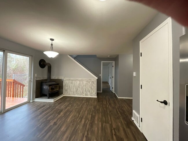 Building Photo - 5 Bedroom Home on 5 Acres!