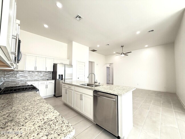 Building Photo - 7792 Enchanted Pk Dr